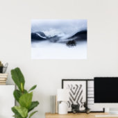 mist, bergen en eenzame boom in de winter poster (Thuiskantoor)