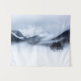 mist, bergen en eenzame boom in de winter wandkleed