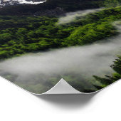 Mist die door het bos onder de bergen rolt poster (Hoek)