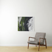 Mist door het bos onder de bergen wandkleed (In Situ (horizontaal))