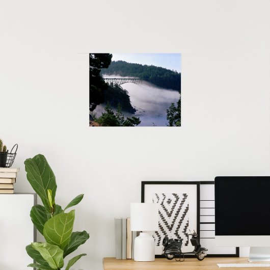 Mist drijft onder de brug over de Deceptpas op Poster (Thuiskantoor)