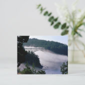 Mist drijft onder de Deception Pass-brug bij Briefkaart (Staand voorkant)