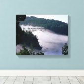 Mist drijft onder de Deception Pass-brug bij Canvas Afdruk (Insitu (Houten vloer))