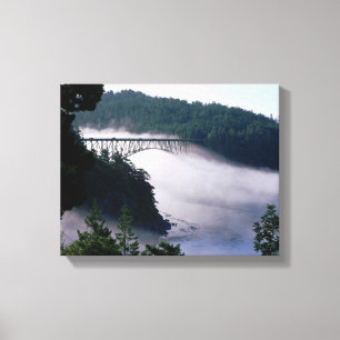 Mist drijft onder de Deception Pass-brug bij Canvas Afdruk