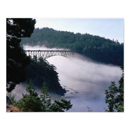 Mist drijft onder de Deception Pass-brug bij Foto Afdruk (Voorkant)