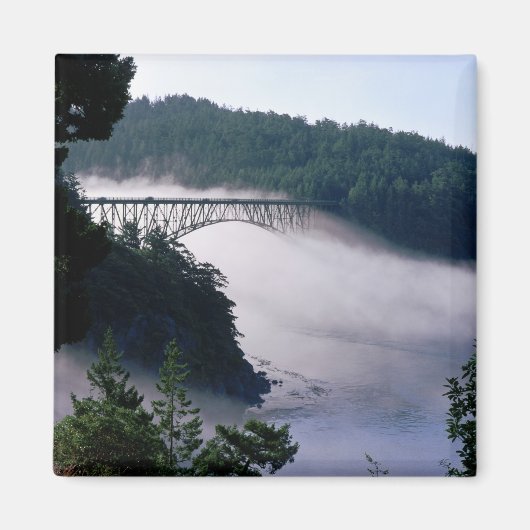 Mist drijft onder de Deception Pass-brug bij Magneet (Voorkant)