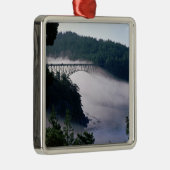 Mist drijft onder de Deception Pass-brug bij Metalen Ornament (Rechts)