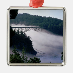 Mist drijft onder de Deception Pass-brug bij Metalen Ornament