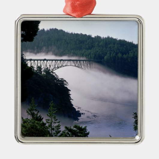 Mist drijft onder de Deception Pass-brug bij Metalen Ornament (Voorkant)