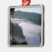 Mist drijft onder de Deception Pass-brug bij Metalen Ornament (Links)