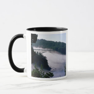 Mist drijft onder de Deception Pass-brug bij Mok