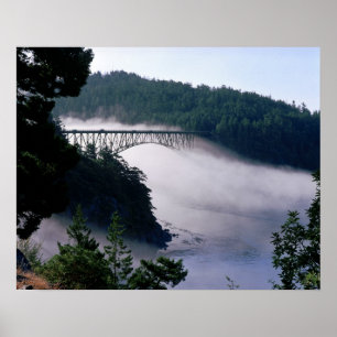 Mist drijft onder de Deception Pass-brug bij Poster