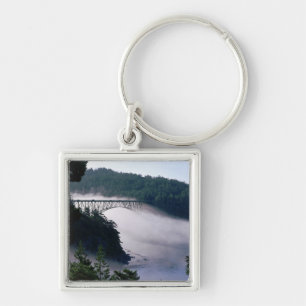 Mist drijft onder de Deception Pass-brug bij Sleutelhanger