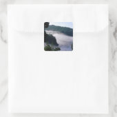 Mist drijft onder de Deception Pass-brug bij Vierkante Sticker (Tas)