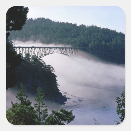 Mist drijft onder de Deception Pass-brug bij Vierkante Sticker (Voorkant)