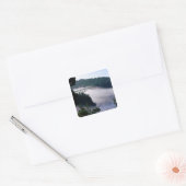 Mist drijft onder de Deception Pass-brug bij Vierkante Sticker (Envelop)