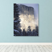 Mist Omhullende Berg 2 Canvas Afdruk (Insitu (Houten vloer))