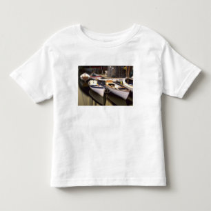 Mist omringt vier aangemeerde boten. kinder shirts