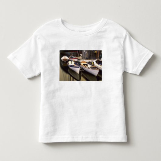 Mist omringt vier aangemeerde boten. kinder shirts (Voorkant)