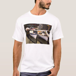 Mist omringt vier aangemeerde boten. t-shirt