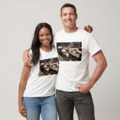 Mist omringt vier aangemeerde boten. t-shirt (Unisex)