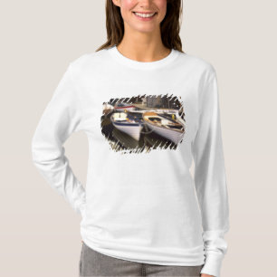 Mist omringt vier aangemeerde boten. t-shirt