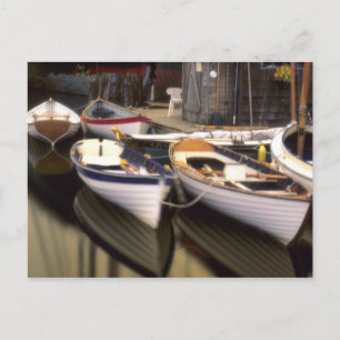 Mist omringt vier schepen die aan boord zijn. briefkaart