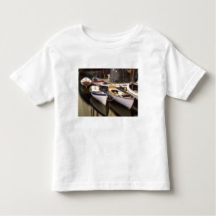 Mist omringt vier schepen die aan boord zijn. kinder shirts