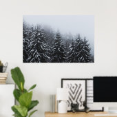 Mist over besneeuwd sparrenbos in de winter poster (Thuiskantoor)