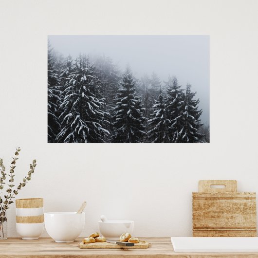 Mist over besneeuwd sparrenbos in de winter poster (Keuken)