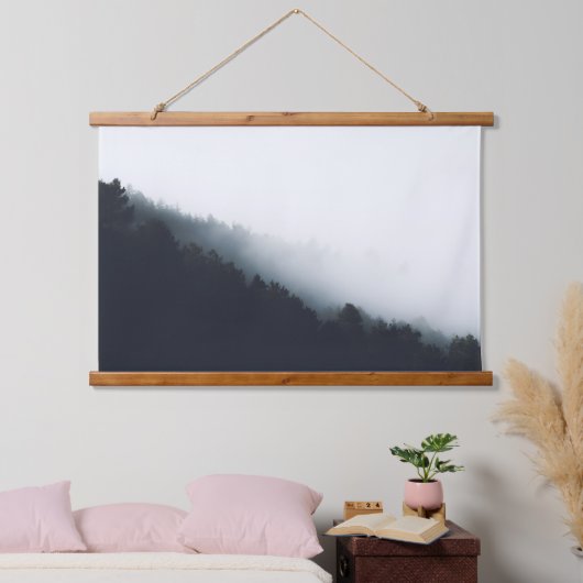 Mist over diagonale boslagen hangend wandkleed (Slaapkamer)