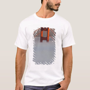 Mist rolt door de baai van San Francisco en bedekt T-shirt