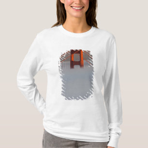 Mist rolt door de baai van San Francisco en bedekt T-shirt