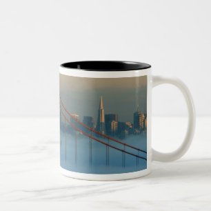 Mist rolt door de baai van San Francisco Tweekleurige Koffiemok