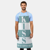 mistblauw en wit houden het Super Sexy KISS Schort (Gedragen)