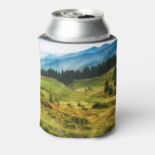 Mistige berghellingen: majestueus landschap. blikjeskoeler (Blikje Achterkant)