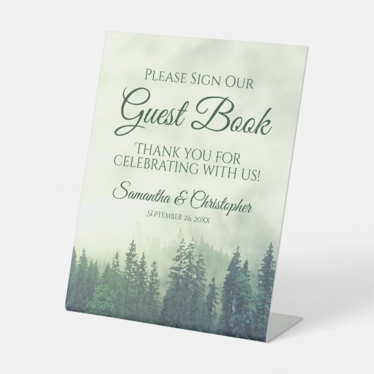 Mistige groene dennenbomen onderteken ons gastenbo reclamebord met voetstuk (Voorkant)