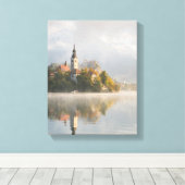 Mistige zonsopgang Lake Bled verticaal canvas Afdruk (Insitu (Houten vloer))