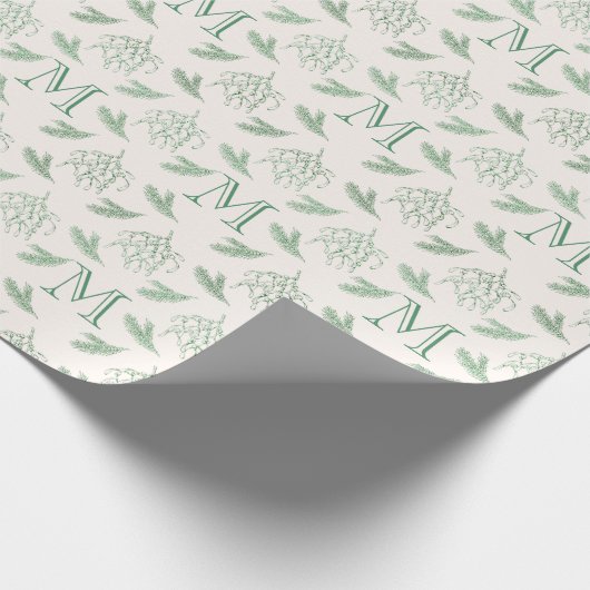 Mistletoe en Pine met Monogram Christmas Green Cadeaupapier (Hoek)