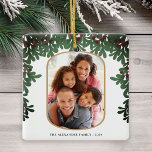 Mistletoe Foliage Afgerond Lijst 2 Foto's Kerst Keramisch Ornament<br><div class="desc">Dit charmante kerstornament toont een verticale foto in een afgerond lijst,  geaccentueerd met een maretak-rand aan de voorkant. De achterzijde biedt ruimte voor een extra foto.</div>