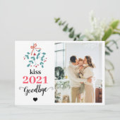 Mistletoe Kiss Goodbye to 2021 Do-over Funny Red Feestdagenkaart (Staand voorkant)