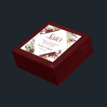 Mistletoe Manor Sister Maid of Honor gepersonalise Cadeaudoosje<br><div class="desc">Mistletoe Manor Waterverf Lush Winter Rozen Design met handgeschilderde bloemen, Holly Berry Leaves, Pine Spring gebladerte en Waterverf verfpenseelstreken. Kleurrijke Marsala, Wijn Merlot Rood, Bourgogne, Ivoor Cream, en Groen. Met Swirly Chic Typography Brush Script Fonts en Elegant Roos Gold Glitter Folie Geometric Diamond Lijst - Sister Maid of Honor Heartfelt...</div>