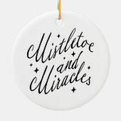 Mistletoe & Miracles Whimsical Kerstmis Rond Keramisch Ornament (Achterkant)