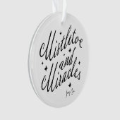Mistletoe & Miracles Zwart & Wit Ronde Kerstmis Ornament (voorkant)