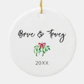 Mistletoe NAAM en NAAM Jaar Festive Red Green Kiss Keramisch Ornament (Achterkant)