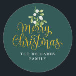 Mistletoe Script Gold Merry Christmas Familienaam Ronde Sticker<br><div class="desc">Mistletoe script gold Merry Christmas familienaam classic ronde sticker. Fijne waterverf mistletoe groen hangt boven chic gouden script Merry Christmas typografie op deze elegante stickers. Personaliseer met je familienaam. U kunt de achtergrondkleur aanpassen aan uw vakantiethema. Ontworpen door Thisnotme©</div>