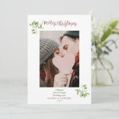 Mistletoe Script Prettig Kerstmis Koppel Foto Feestdagenkaart (Staand voorkant)