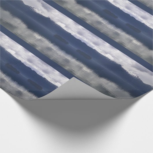 Misty Alaskan Zee in de schaduw van Blue Cadeaupapier (Hoek)