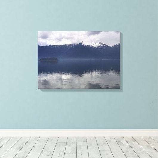 Misty Alaskan Zee in de schaduw van Blue Canvas Afdruk (Insitu (Houten vloer))