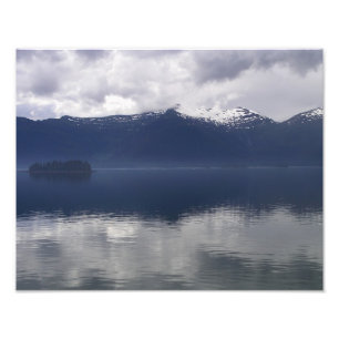 Misty Alaskan Zee in de schaduw van Blue Foto Afdruk